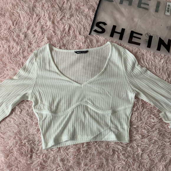 White Underbust Hem Croptop - Picture 3 of 7